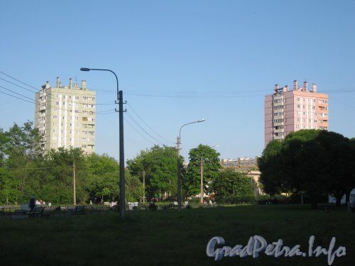 Ул. Пионерстроя, дом 15, корпус 1 (справа) и корпус 2 (слева). Вид со стороны фасада дома 15 корпус 3. Фото 9 июня 2012 г.