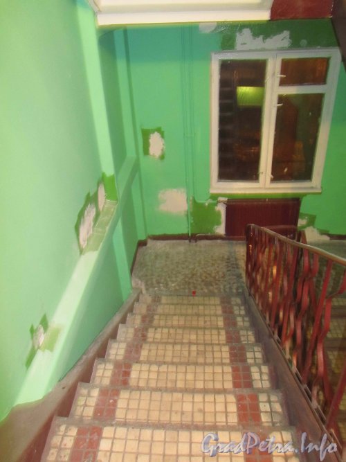 Бухарестская ул., дом 9, лестница 5. Подготовка к косметическому ремонту в подъезде. Фото 2 ноября 2012 г.