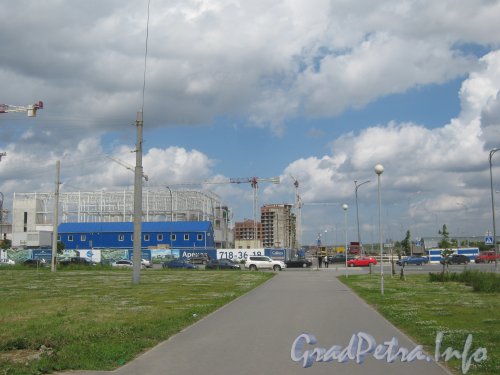 Вид с Петергофского шоссе на строящиеся дома на углу ул. Адмирала Трибуца и Петергофского шоссе. Фото 25 июня 2012 г.
