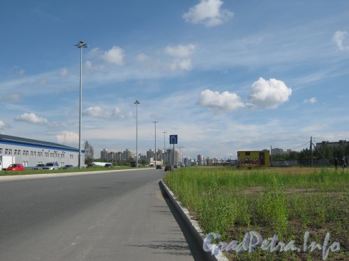 Парашютная ул. в районе дома 20 по Ново-Никитинской ул. (слева). Фото 20 июля 2012 г.