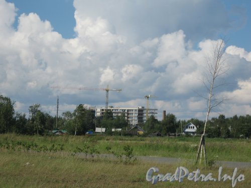 Строящееся здание в районе Заповедной ул. Вид с Парашютной ул. Фото 20 июля 2012 г.