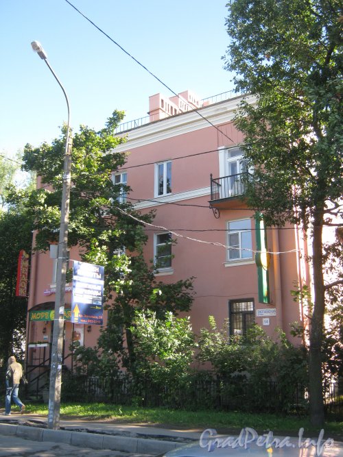 Енотаевская ул., дом 14. Общий вид со стороны дома 19. Фото 4 сентября 2012 г.