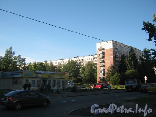 Ул. Руднева, дом 10 (в центре Фото) и дом 8 (слева). Вид с ул. Руднева. Фото 4 сентября 2012 г.
