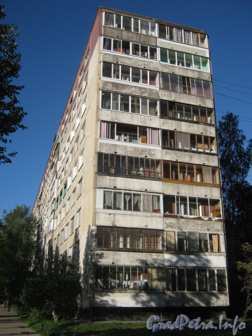 Ул. Руднева, дом 13. Общий вид с ул. Руднева и со стороны дома 9 корпус 3. Фото 4 сентября 2012 г.