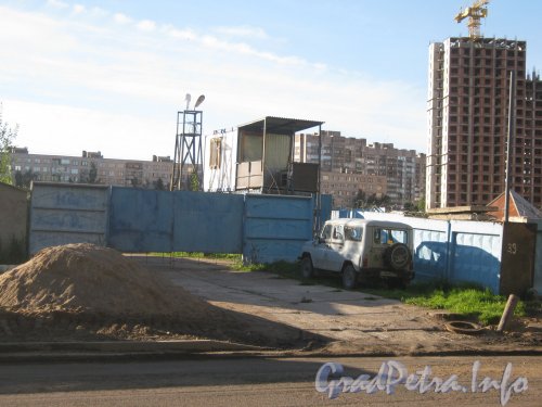 Ул. Руднева, дом 12. Вид на автостоянку. Общий вид с ул. Руднева. Фото 4 сентября 2012 г.