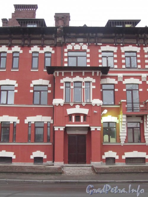 Малая Митрофаньевская улица, дом 4. Фрагмент фасада здания после реконструкции. Фото ноябрь 2012 года.