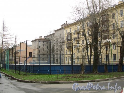 Ул. Опочинина, дом 6. Спортивная площадка во дворе дома. Фото ноябрь 2012 г.