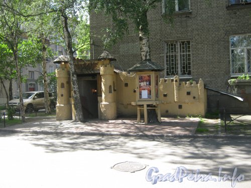 Благодатная ул., дом 14. Угловая часть дома и вход в бар «Чулан». Фото 30 июня 2012 г.