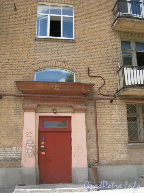 Варшавская ул., дом 16. Парадная дома со стороны двора. Фото 30 июня 2012 г.