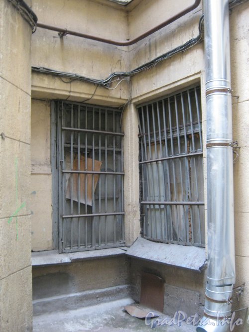 Ул. Белинского, дом 11. Окна в одном из углов первого двора. Фото 30 июня 2012 г.
