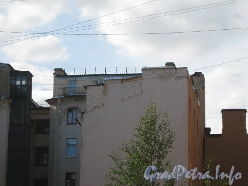 Верейская ул., дом 2. Фрагмент верхней части одного из зданий. Вид со стороны двора. Фото 30 июня 2012 г.