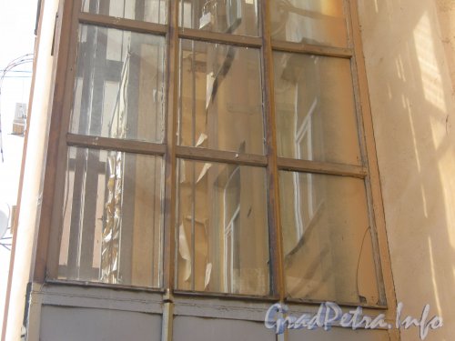 Можайская ул., дом 3-5. Вид со стороны двора на один из лифтов дома. Фото 30 июня 2012 г.