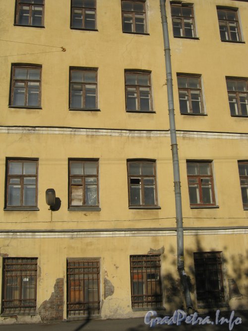 Балтийская ул., дом 64. Фрагмент фасада. Фото 22 октября 2012 г.