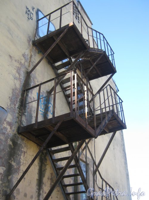 Балтийская ул., дом 70. Пожарная лестница со стороны торца дома. Фото 22 октября 2012 г.