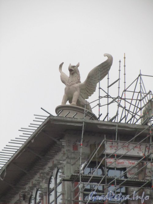 Депутатская ул., дом 26. Грифон на крыше жилого дома «Венеция».  Фото 22 ноября 2012 г.