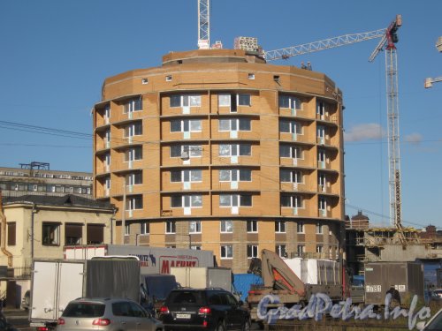 Ул. Шкапина, участок 1. Новое здание жилого комплекса (справа от дома 45 по ул. Шкапина). Фото 22 октября 2012 г.
