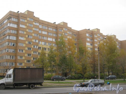 Ул. Маршала Захарова, дом 9. Общий вид с ул. Маршала Захарова. Фото 19 октября 2012 г.