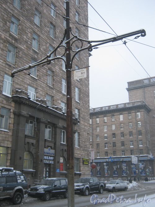 Ул. Новостроек. Опора контактной сети трамвайной линии. Фото утро 10 декабря 2012 г.