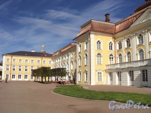 Разводная ул., дом 2. Большой Петергофский дворец. Вид со стороны верхнего парка. Фото май 2010 г.
