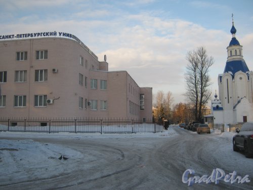 Шушары. Первомайская ул., дом 1 (слева) и проезд в сторону Первомайской ул. Фото 21 декабря 2012 г.
