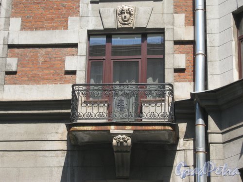 Кронверкская ул., дом 29/37, литера Б. Фрагмент здания (балкон) со стороны двора и Кронверкской ул . Фото 7 июля 2012 г.