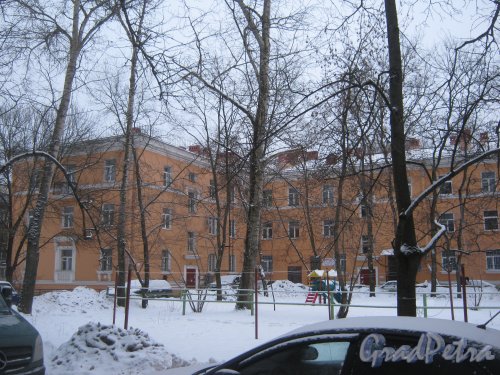 Ул. Партизана Германа, дом 30, корпус 2. Вид со стороны двора и парадных. Фото 6 января 2013 г.