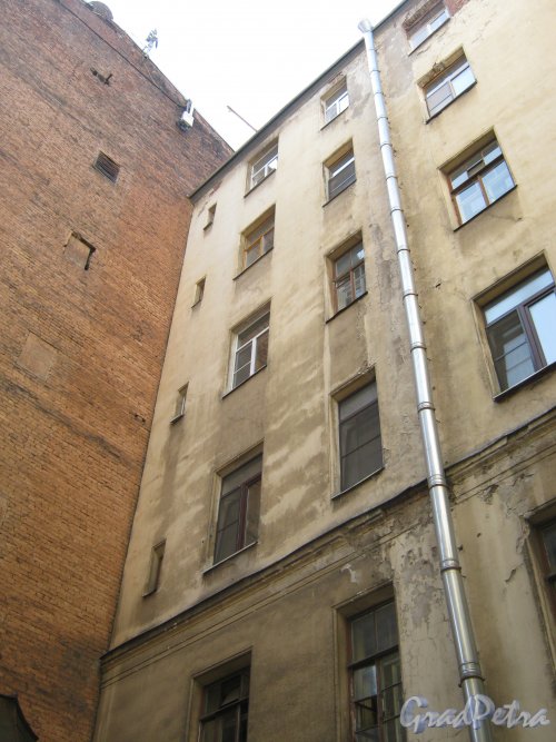 Кронверкская ул., дом 29/37, литера Б. Фрагмент здания в одном из внутренних дворов. Фото 7 июля 2012 г.