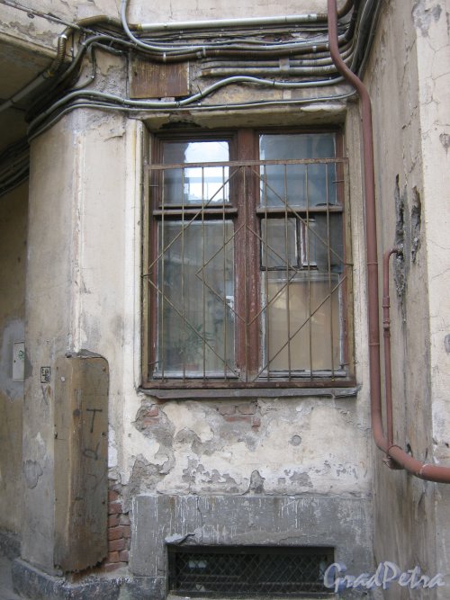 Кронверкская ул., дом 29/37, литера Б. Окно в одном из внутренних дворов. Фото 7 июля 2012 г.