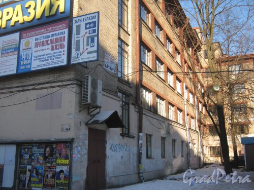 Парголовская ул., дом 11, корпус 1, литера А. Фрагмент здания со стороны Кантемировской ул. Фото 5 февраля 2013 г.