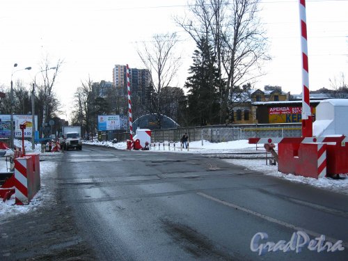 Железнодорожный переезд на Поклонногорской улице. Вид со стороны Приморского района. Фото 5 февраля 2013 г.