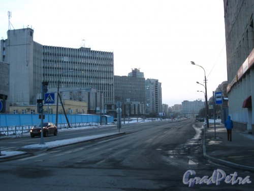 Перспектива улицы Одоевского от проспекта КИМа в сторону реки Смоленки. Фото 2 марта 2013 г.