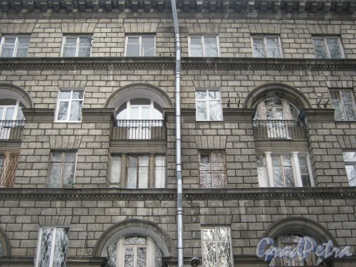 Зеленогорская ул., дом 3. Фрагмент фасада здания со стороны ул. Перфильева. Фото 26 февраля 2013 г.
