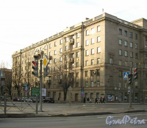  Кузнецовская, дом 32 / Московский пр., д. 153. Фасад со стороны Кузнецовской улицы. Фото 8 марта 2013 года.