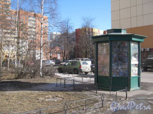 Ул. Маршала Захарова, дом 60. Газетный киоск перед домом. Фото 7 марта 2013 г.