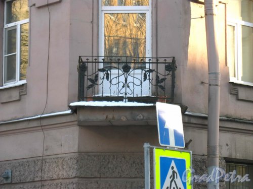Красносельская улица, дом 16 / Малый пр. П.С., дом 27. Балкон. Фото 13 марта 2013 г.
