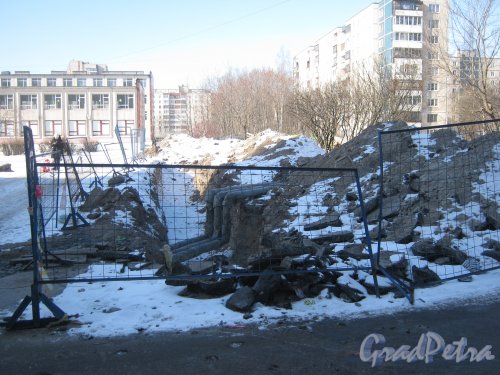 Ремонтные работы в районе 29 домов по ул. Маршала Захарова. Фото 13 марта 2013 г.  Примечание. Данные работы начаты весной 2012 года и до настоящего времени не завершены.