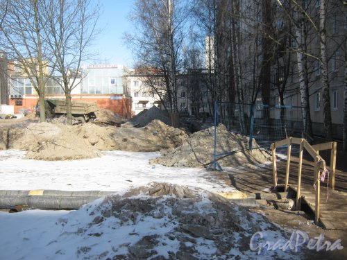 Ремонтные работы в районе 29 домов по ул. Маршала Захарова. Фото 13 марта 2013 г.  Примечание. Данные работы начаты весной 2012 года и до настоящего времени не завершены.