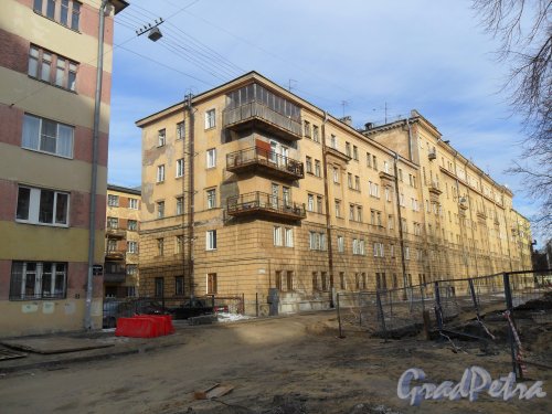 Улица Бумажная, дом 22, корпус 2. Слева фрагмент фасада дома 20. Фото 15 марта 2013 г.
