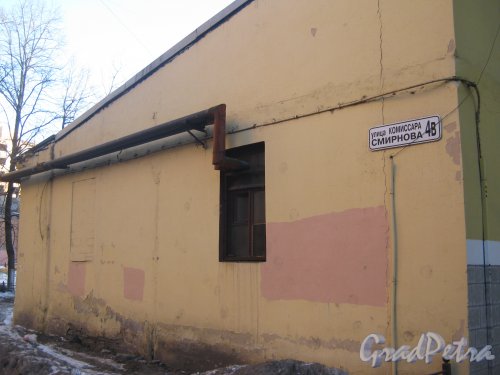 Ул. Комиссара Смирнова, дом 4в. Общий вид торца здания. Фото 20 марта 2013 г.