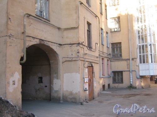 Ул. Комиссара Смирнова, дом 2. Фрагмент здания со стороны двора. Фото 20 марта 2013 г.