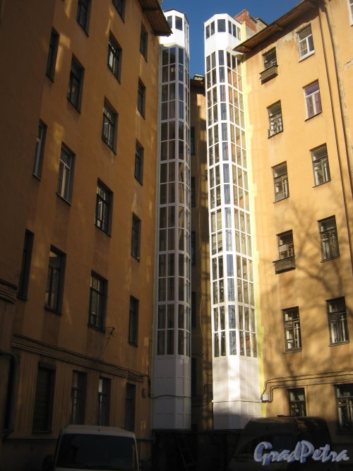 Ул. Комиссара Смирнова, дом 2. Фрагмент здания со стороны двора. Фото 20 марта 2013 г.