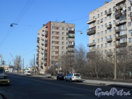 Улица Двинская, дом 17. Справа фрагмент фасада дома №15. Фото 21 марта 2013 г.