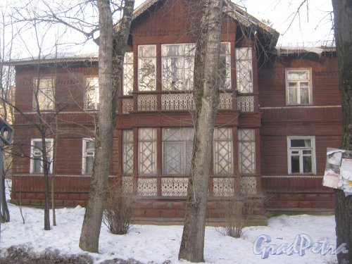 Г. Гатчина, ул. Карла Маркса, дом 11. Фрагмент фасада жилого дома. Фото 21 марта 2013 г.