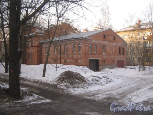 Г. Гатчина, ул. Карла Маркса, дом 11а. Общий вид строящегося здания. Фото 21 марта 2013 г.