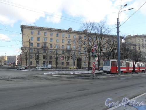 Кронштадтская улица. Фасад дома по проспекту Стачек 67, корпус 6. Вид со стороны улицы Кронштадтской. Фото март 2013 г.