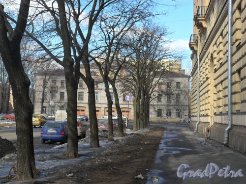 Улица Зенитчиков, дом 2. Угол улиц Зенитчиков и Кронштадтской. Холодный март 2013 г.