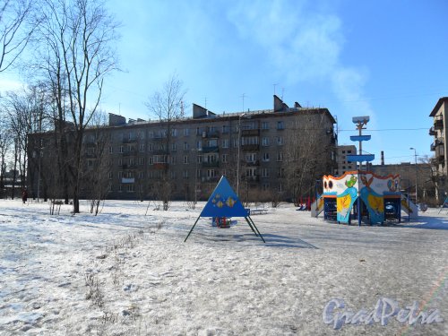 Улица Двинская, дом 4, корпус 3. Двор и детская площадка. Фото 29 марта 2013 г.