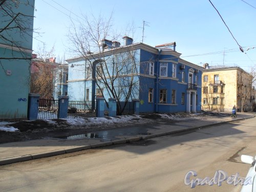 Улица Гладкова, дом 6. Вид со стороны улицы Косинова. Южная сторона. Фото апрель 2013 г.