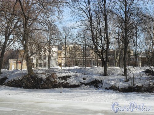 Улица Перекопская, дом 6. Вид со стороны реки Таракановки. Фото апрель 2013 г.