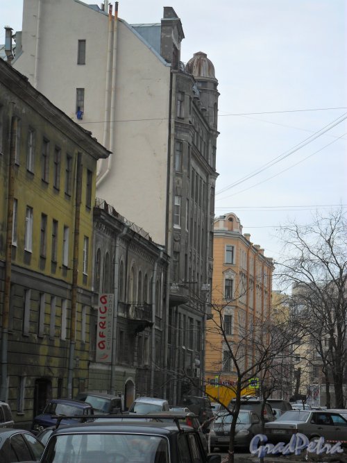 Канонерская улица, дом 24. (справа) и дом 22 (слева). Вид дома со стороны Канонерской улицы. Фото апрель 2013 г.
